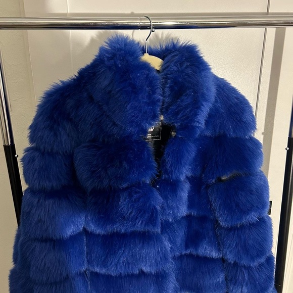 Jackets & Blazers - Royal fake fur Coat